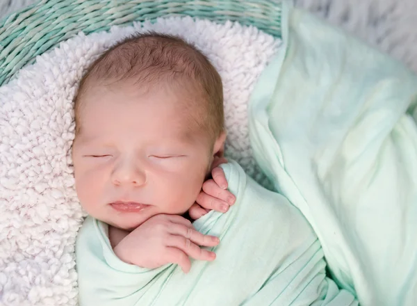 Sweet som insvept i en blöja nyfödd baby — Stockfoto