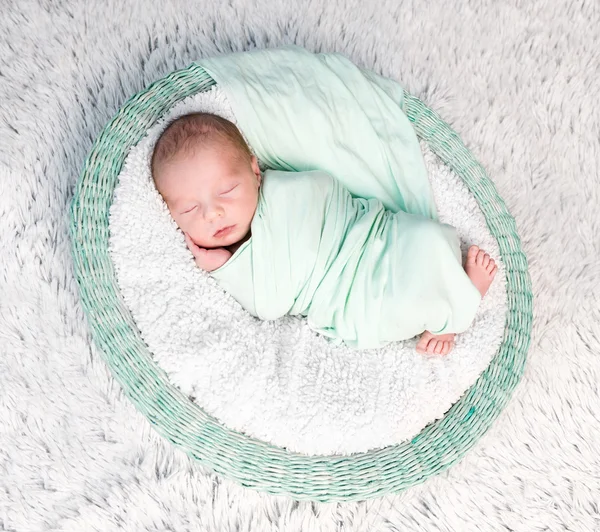 Dulce envuelto en un bebé recién nacido pañal — Foto de Stock