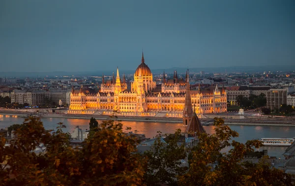 Edificio iluminado del Parlamento Nacional Húngaro por la noche —  Fotos de Stock