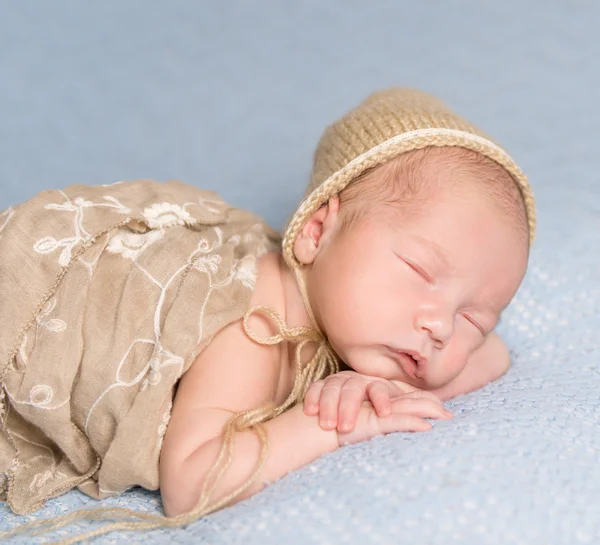 Güzel yanakları yeni doğan bebek uyku — Stok fotoğraf