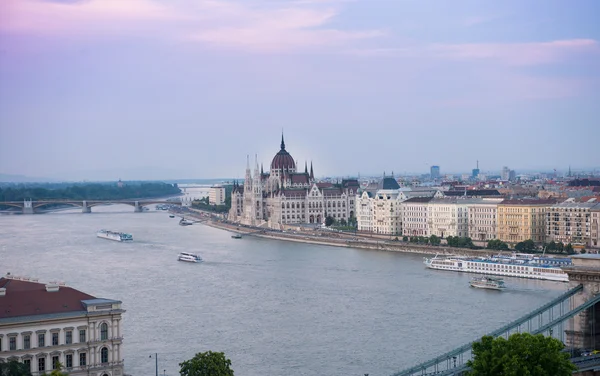 Belo pôr do sol roxo no Danúbio e no Parlamento húngaro — Fotografia de Stock