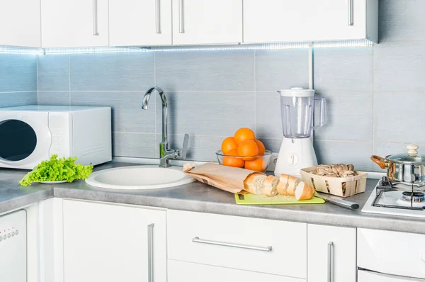 Witte moderne keuken met voedsel op het — Stockfoto