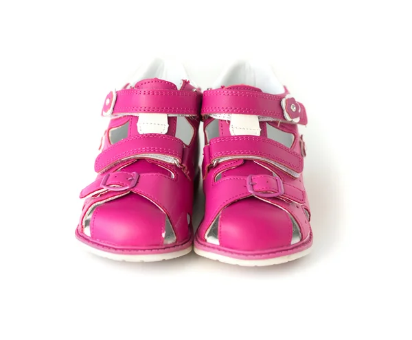 Ярко-розовые сандалии для детей — стоковое фото