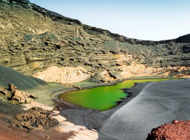 güzel yeşil göl Lago Verde krater Lanzarote içinde