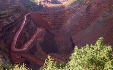 İçeri demir oxid ocağının yamacındaki yollar ile göster
