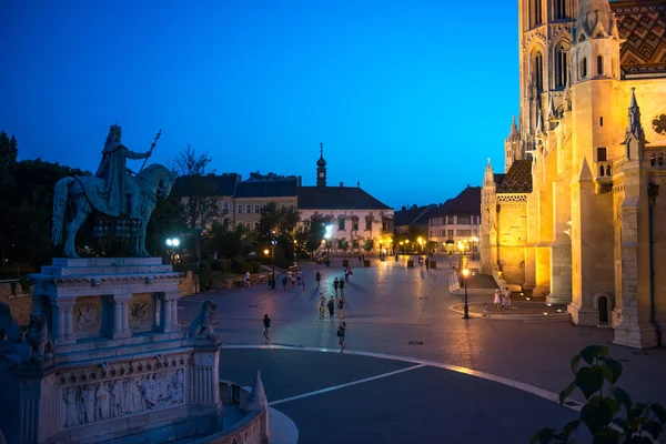 Fisherman's Bastion werf in avond, Budapest, Hongarije — Stockfoto