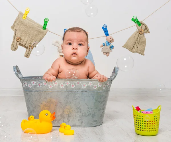 Bebê menina banhos em uma calha — Fotografia de Stock