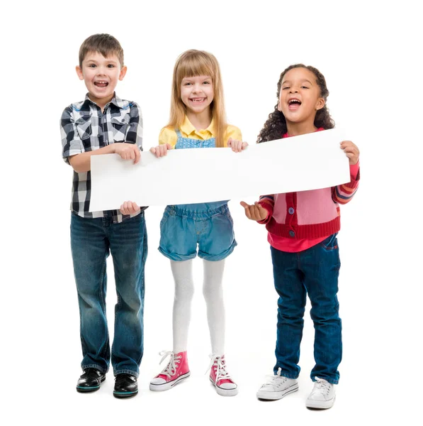 Drie kinderen met open mond houden leeg vel papier — Stockfoto