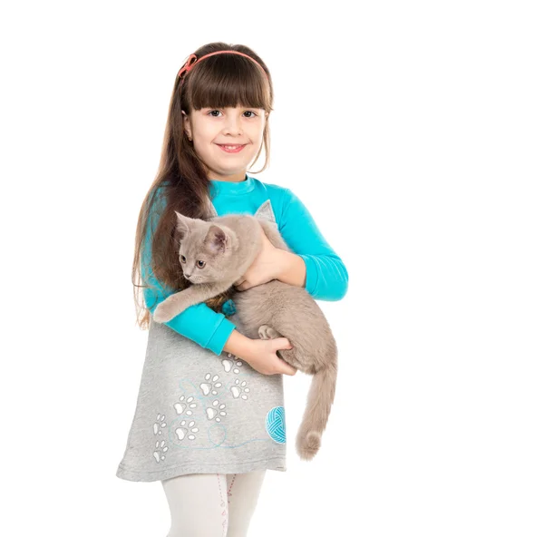 Красивая маленькая девочка, держащая кота в руках — стоковое фото