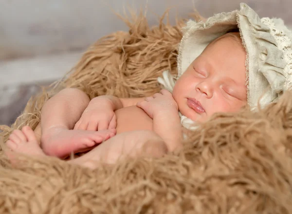 Newborn baby sleeping on fluffy blanket — Stock Photo, Image