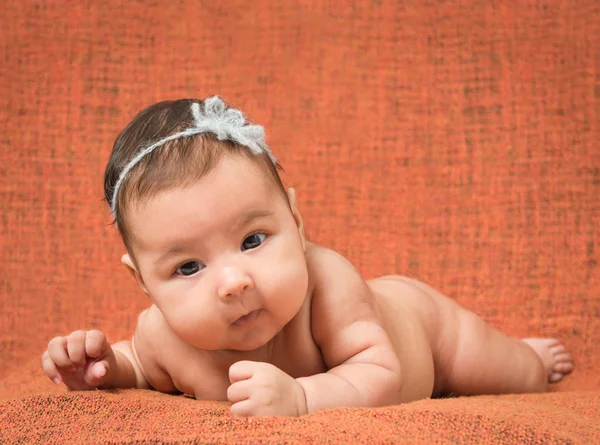 Niña de dos meses con decoración en la cabeza —  Fotos de Stock