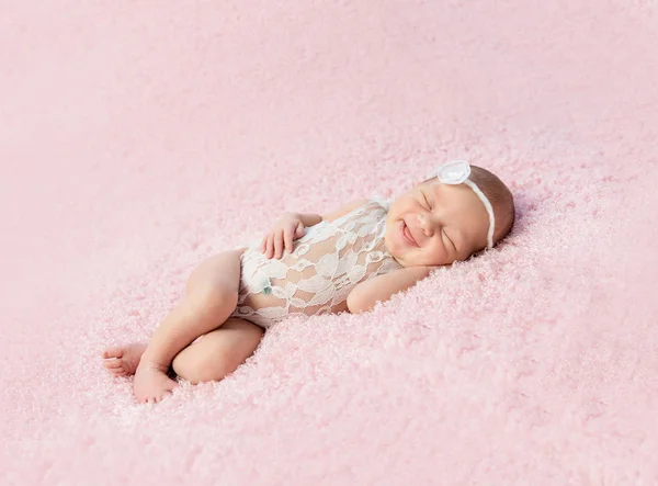 Aranyos mosolygós újszülött baba alszik takaró — Stock Fotó