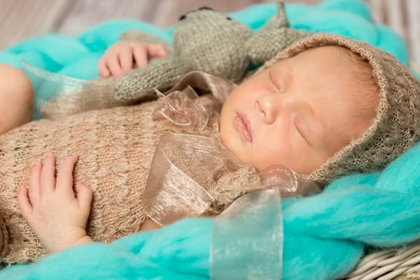 Bebê recém-nascido adorável com coelho-brinquedo no berço — Fotografia de Stock