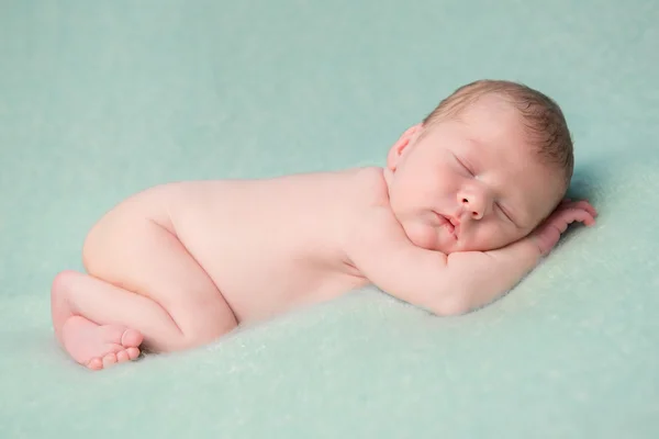 Dolce nudo neonato bambino — Foto Stock