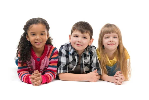 Albero carino bambini sdraiati sul pavimento in uno studio — Foto Stock