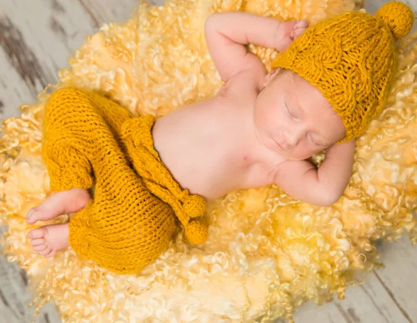 Hermoso bebé recién nacido en canasta de mimbre —  Fotos de Stock