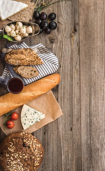 Aperitivos franceses en una mesa de madera — Foto de Stock