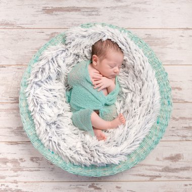 Yeni doğan bebek huzur içinde yuvarlak karyolası uyuyan