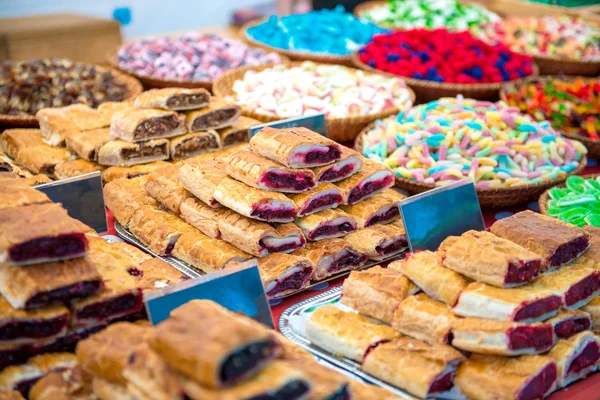 İnanılmaz çeşitli ekmek ve diğer tatlılar durak üzerinde — Stok fotoğraf