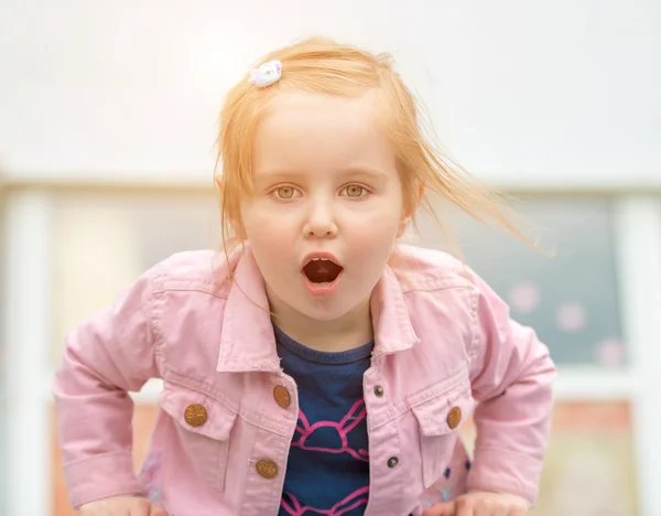 Schattig klein meisje met geopende mond — Stockfoto