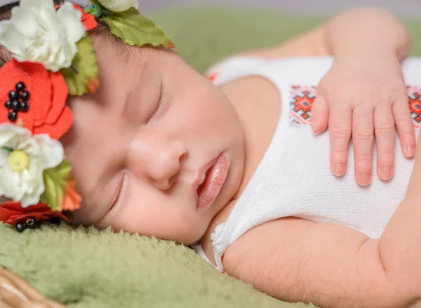 Fille nouveau-né en costume ukrainien — Photo