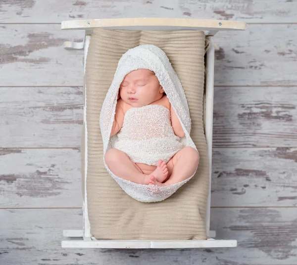 Bebek kız üzerinde küçük bir beşik uyuyor — Stok fotoğraf
