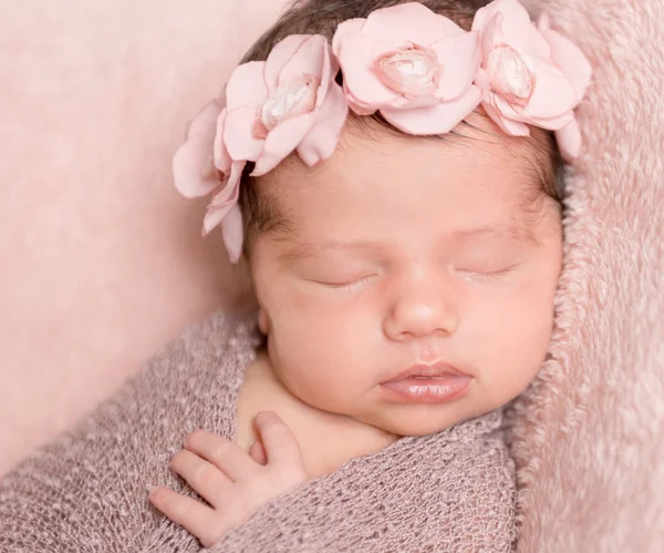 Bayi perempuan tidur di latar belakang merah muda — Stok Foto