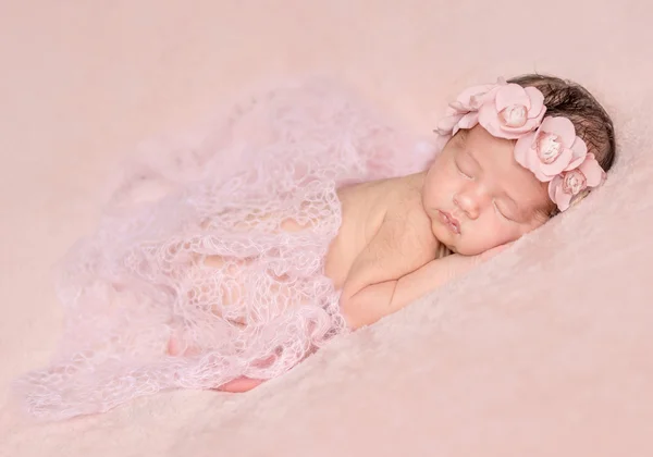 Neugeborenes Mädchen schläft auf rosa Hintergrund — Stockfoto