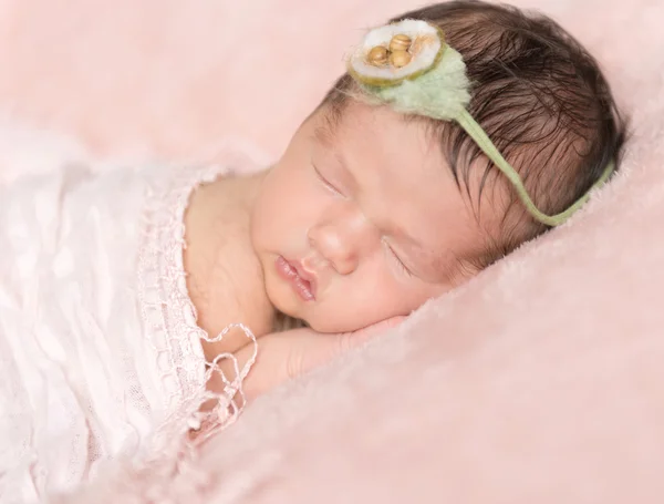婴儿睡在粉红色的背景上的女孩 — 图库照片
