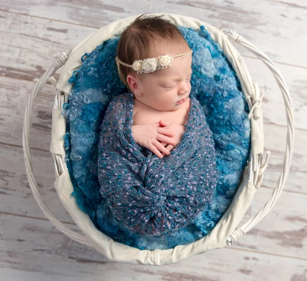 Lindo recién nacido durmiendo bebé niña —  Fotos de Stock