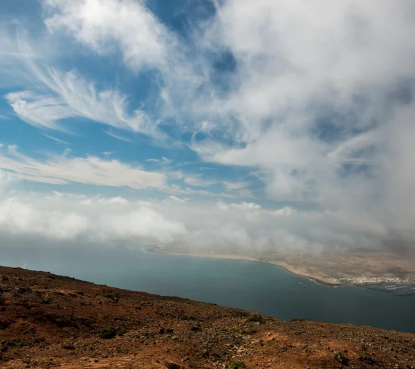 Zamračená obloha a pohled na ostrově Lanzarote — Stock fotografie