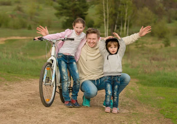 Ο πατέρας και οι δύο κόρες του λίγο περπάτημα με ποδήλατο — Φωτογραφία Αρχείου