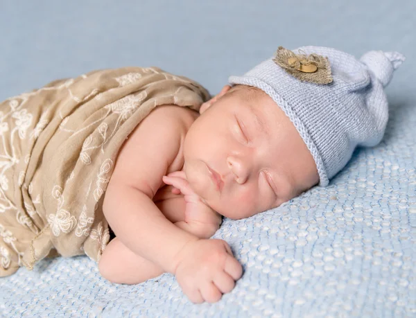 Bebê recém-nascido adormecido com bochechas adoráveis — Fotografia de Stock