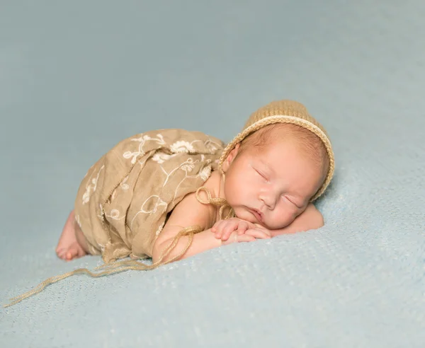 Sleeping newborn baby with lovely cheeks — Stock Photo, Image