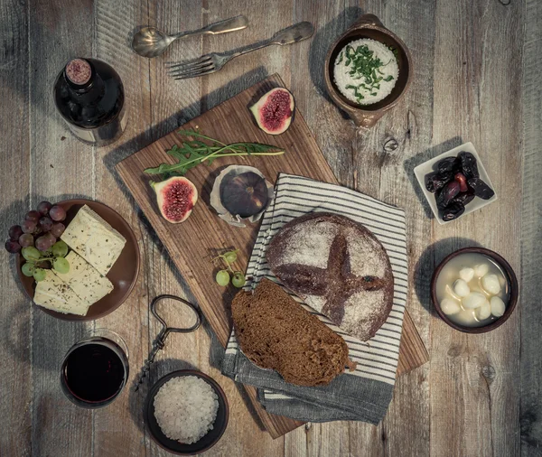 야채, 과일, 나무 테이블에 치즈와 와인 — 스톡 사진