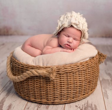 hasır sepet içinde şirin yeni doğan bebek