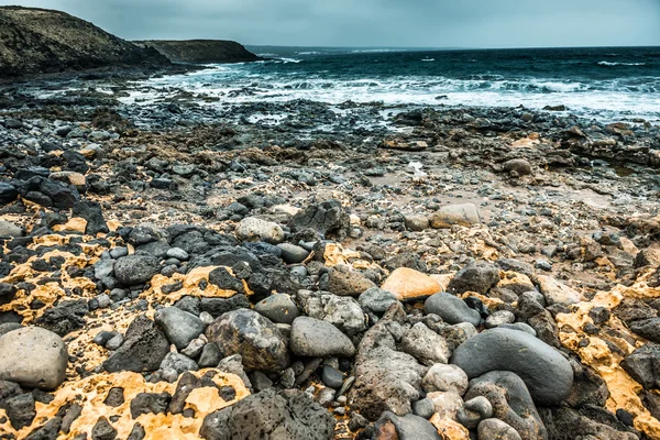 Kamienie lawy na Lanzarote pobrzeże — Zdjęcie stockowe