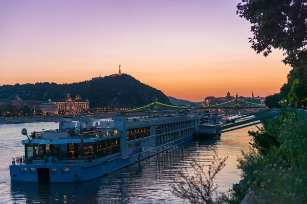 Gün batımında Danube üzerinde büyük turistik vapur — Stok fotoğraf