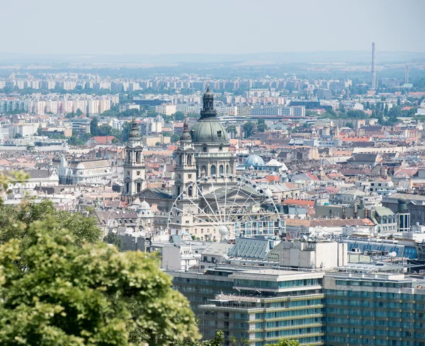 Pemandangan dari Basilika St. Stephens Kubah besar dan roda Ferris di Budapest — Stok Foto
