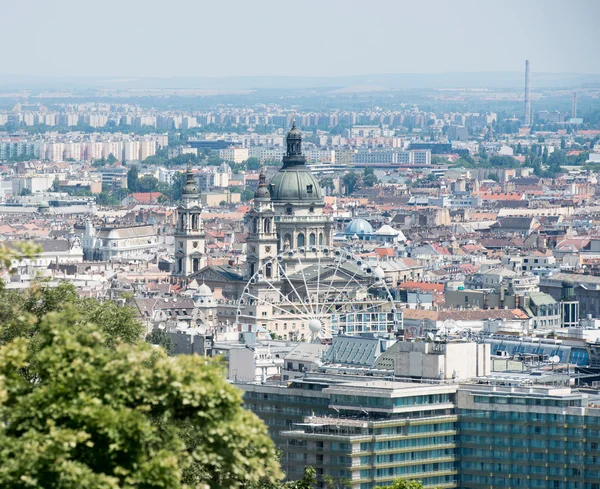 St. Stephens bazilika nagy kupolával és Ferris wheel Budapesten — Stock Fotó