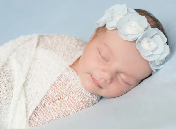 Aranyos lány újszülöttek alvás — Stock Fotó