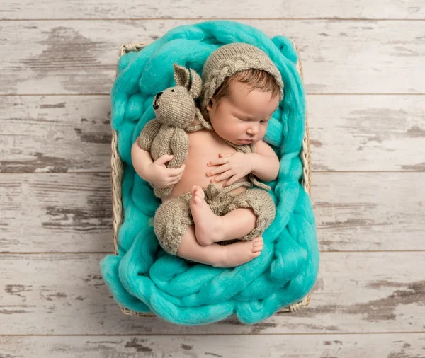 Bebê bonito com chapéu de malha e brinquedo — Fotografia de Stock