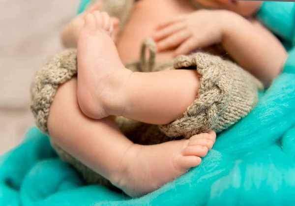 Korsade ben nyfödda barnet — Stockfoto