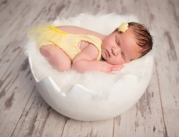 在圆床上的黄色爬衣滑稽熟睡的婴儿 — 图库照片