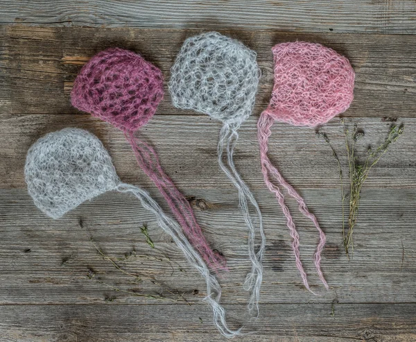 Set di teneri cappelli a maglia per neonato — Foto Stock