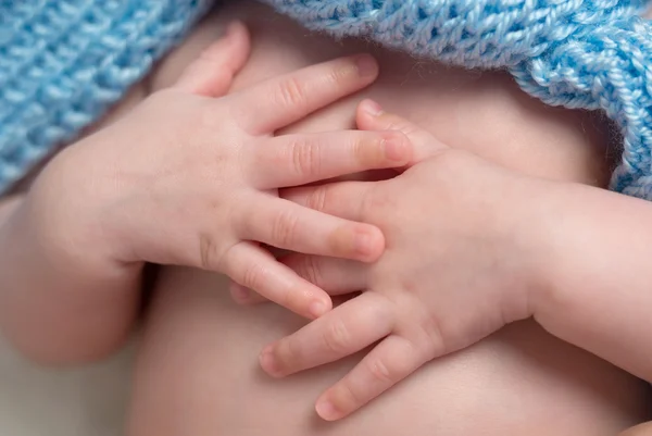 Tenere mani con le dita minuscole del neonato — Foto Stock