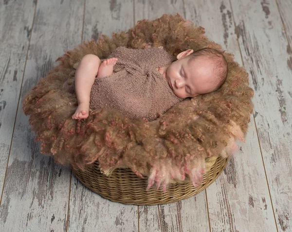 Hermoso bebé durmiendo dulce en mullido ronda cuna — Foto de Stock