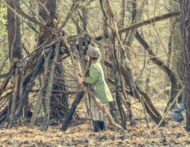 sağlığınla sevimli kız ormanda bir kulübe inşa