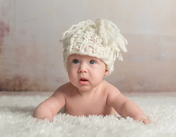 Pequeno bebê engraçado rastejando em cobertor de lã — Fotografia de Stock