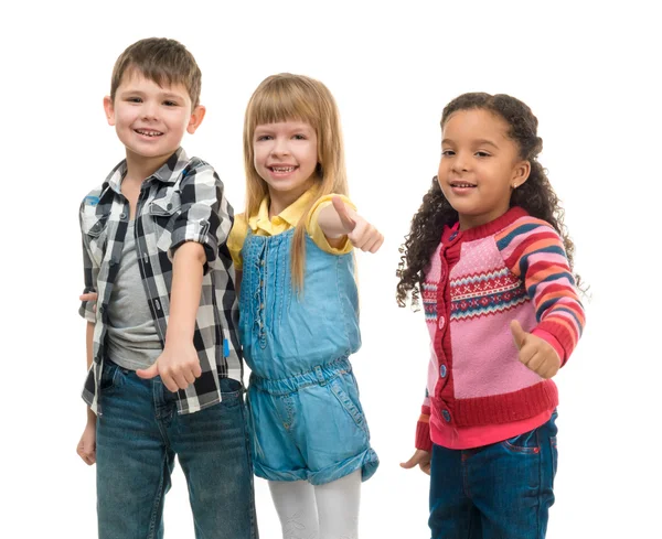 Tres pequeños niños sonrientes de pie juntos —  Fotos de Stock